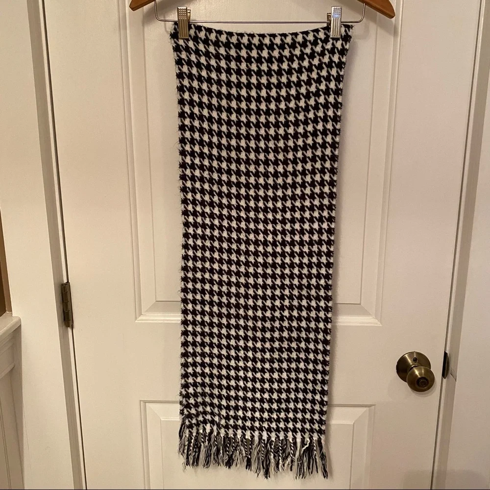 SCARF SCOTLAND CASHMERE BLACK WHITE HOUNDSTOOTH LONG FRINGE ACCESSORY MUFFLER